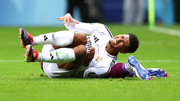 Bellingham, tendido en el césped del Estadio Nacional de Varsovia, tras un choque con el portero del Atalanta Juan Mussi durante la Supercopa de Europa disputada el pasado día 14.