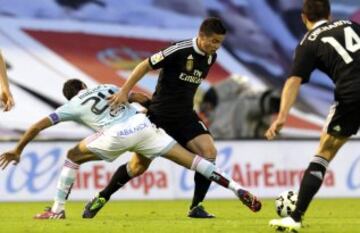 El centrocampista colombiano del Real Madrid James Rodríguez pelea el balón con el argentino Augusto Fernández, del celta de Vigo, durante el partido correspondiente a la jornada trigésimo tercera de Liga en Primera División.