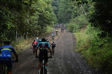 Un grupo de ciclistas durante la salida en la localidad de Jacó.