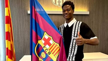 Baba Kourouma posa con la bandera del Barcelona después de su renovación.