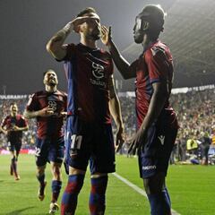 Morales deja al Levante en Primera