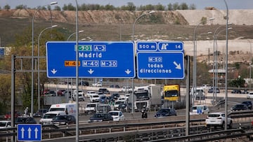 Atasco en la autovía A-3 a la altura de Rivas, a 31 de marzo de 2023, en Madrid (España). Hoy comienzan las vacaciones de Semana Santa en la que millones de ciudadanos abandonan sus lugares de residencia para desplazarse a otros puntos de España. Durante estos días la Dirección General de Tráfico (DGT) espera 16 millones de desplazamientos por las carreteras españolas hasta el próximo lunes 10 de abril, por lo que ha hecho un llamamiento a la prudencia en la conducción. Este mismo período de vacaciones en 2022 se saldó con 27 muertes. Para regular esos viajes, la DGT tiene diseñado un dispositivo que se pondrá en marcha a las tres de la tarde de hoy, Viernes de Dolores y concluirá el Lunes de Pascua, 10 de abril, festivo en Baleares, Cataluña, Comunidad Valenciana, La Rioja, Navarra y País Vasco.
31 MARZO 2023;MADRID;DGT;SEMANA SANTA;PIXELADA
Alejandro Martínez Vélez / Europa Press
31/03/2023