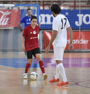 Partido benéfico entre Amigos de Benjamín y Ortiz contra Amigos de Ricardinho en el Polideportivo Municipal Jorge Carbajosa de Torrejón de Ardoz para el fomento del deporte en Guinea Ecuatorial.