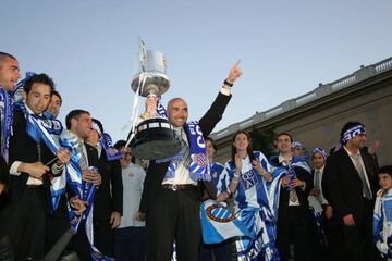 De la Peña posa con el resto del equipo con la Copa del Rey.