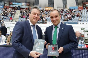 Sergio Valdeolmillos (Delteco GBC) regaló El arte de la Guerra, de Sun Tzu; y Carles Duran (Divina Joventut), Legacy: lo que los All Blacks pueden enseñarnos en el deporte y en la gestión de empresas.