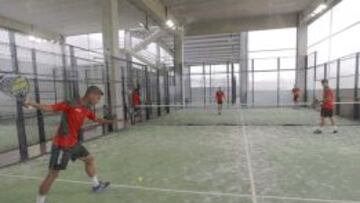 Los jugadores del Espanyol jugando al padel