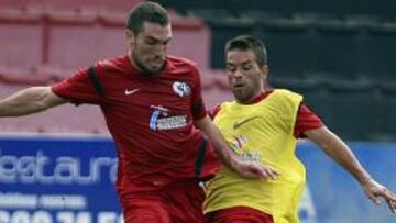 <b>SE MARCHA. </b>Sanchón y Arbilla pugnan por un balón durante un entrenamiento.