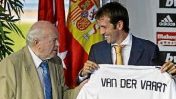 <b>LA SAETA LE DIO LA ENHORABUENA . </b>Don Alfredo Di Stéfano dio la bienvenida a Van der Vaart en el Palco del Bernabéu, en presencia de un sonriente Ramón Calderón.