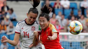 La jugadora de la selecci¨®n espa?ola, Virginia Torrecilla, disputa el bal¨®n con la de China, Yang Li, durante el tercer y ¨²ltimo partido de la primera fase del Mundial de Francia 2019 que est¨¢n disputando en el Stade Ocean.