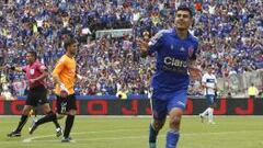 Patricio Rubio festeja su segundo gol y el tercero de la U ante la UC.