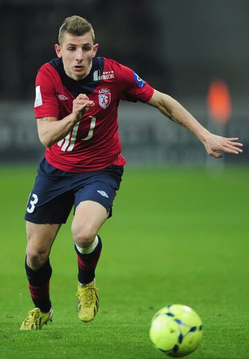 Digne firm¨® su primer contrato profesional de tres a?os con el Lille. Hasta que en el 17 de julio de 2013, Digne firm¨® un contrato de cinco a?os con el PSG, con un traspaso que rond¨® los 15 millones de euros.