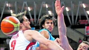 <b>IMPORTANTE. </b>Printezis, entre Erden y Savas, logró un triple vital.