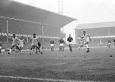 Eduardo Gonçalves de Andrade nació en Belo Horizonte, una ciudad brasileña, capital del Estado de Minas Gerais. Participó en la Copa Mundial de Fútbol de 1966 donde el alemán Gerd Müller	fue el máximo goleador del torneo. Durante un encuentro frente a Hungría el 15 de julio de 1966 anotó el único gol de la selección brasileña. El encuentro acabó 3-1 a favor de los húngaros.