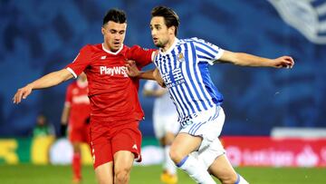 GRAF5678. San Sebastián, 20/12/2017.- El centrocampista belga de la Real Sociedad, Adnan Januzaj (d), intenta llevarse el balón ante el defensa francés del Sevilla, Sebastien Corchia, durante el encuentro correspondiente a la jornada diecisiete de primera división que disputan esta noche en el estadio Anoeta de San Sebastián. EFE/Juan Herrero.