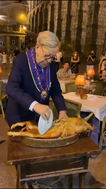 Imagen de Cándido cortando el cochinillo.