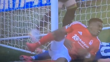 El golpazo contra el poste de Awoniyi por el que se encuentra en coma