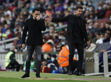 Xavi, actual técnico del Barcelona criticó el estilo del Atlético de Simeone, hace unos años, y el técnico argentino tomó nota. Con motivo del último partido entre Atlético, Simeone no desaprovechó la ocasión de recordar esas palabras, aprovechando el mal momento del Barcelona. El equipo azulgrana ganó y Xavi se afirmó en lo que había dicho hace unos años. Esta rivalidad acaba de empezar en competición española, pero no parece que vaya a terminar pronto. Aunque es un recién llegado a LaLiga, Xavi también ha tenido sus más y sus menos con el cuerpo técnico de Emery en el Villarreal.