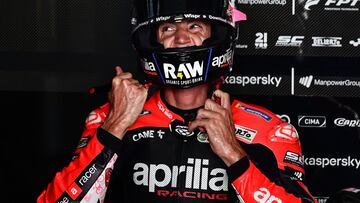 Aleix Espargaró en el box de Aprilia.