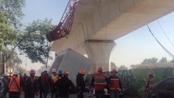Dos hombres se salvan tras caída de estructura en México