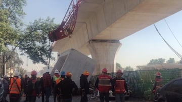 Dos hombres se salvan tras caída de estructura en México