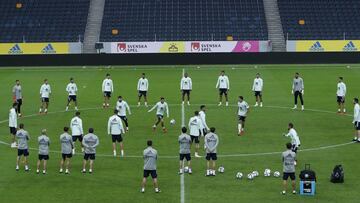 La Selección española, en un momento del entrenamiento que realizó ayer por la tarde en el Friends Arena de Solna.