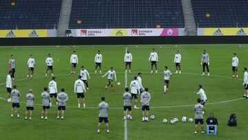 La Selecci&oacute;n espa&ntilde;ola, en un momento del entrenamiento que realiz&oacute; ayer por la tarde en el Friends Arena de Solna. 