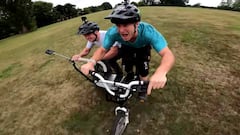 Los hermanos y bikers Lewi y Sam Pilgrim con una bici sidecar en el campo. 