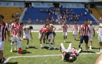 Los jugadores del Bilbao Athletic B celebran el ascenso a Segunda. 