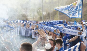 Numerosos seguidores de la Real Sociedad se han agolpado en los alrededores de Zubieta para despedir al club antes de la final de la Copa del Rey.