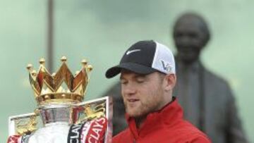 El delantero inglés del Manchester United, Wayne Rooney celebra junto al resto del equipo el título de la Premier League