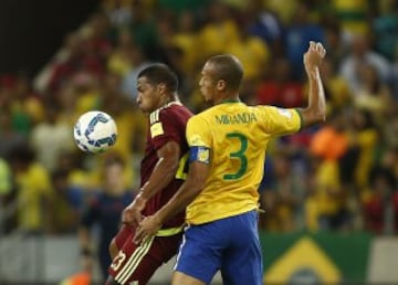 El jugador Miranda (d) de Brasil disputa el balón con Seijas (i) de Venezuela hoy, martes 13 de octubre de 2015, durante un partido clasificatório para el Mundial de Fútbol de Russia 2018, en el estádio Arena Castelao en Fortaleza.