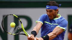 Rafa Nadal devuelve con un rev&eacute;s una bola en la tercera ronda de Roland Garros.