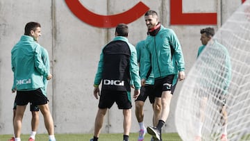 LEZAMA (BIZKAIA), 20/03/2025.- Oihan Sancet (d) ha entrenado separado del resto de la plantilla durante la sesión que el Athletic de Bilbao ha celebrado este jueves, la tercera y última de las tres que tiene programados en una semana de parón liguero por los partidos de selecciones. EFE/ Miguel Toña