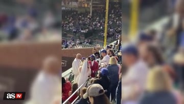 The Chicago Cubs may have lost to the Arizona Diamondbacks, but this couple won after exchanging vows in the bleachers during the third inning.