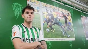 Trilli posa delante de la foto del gol del último ascenso a Primera