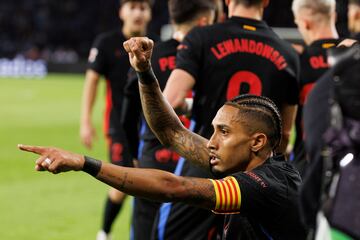 0-1. Raphinha celebra el primer gol que marca en el minuto 14 de partido.