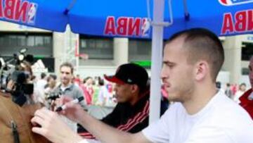 <b>CON TIRÓN. </b>Sergio Rodríguez firma autógrafos junto a Beasley en el Adidas NBA 5 celebrado en Madrid.