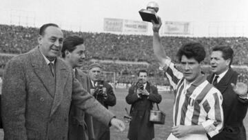 S&iacute;vori, con el Bal&oacute;n de Oro de 1961.