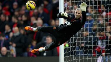 Víctor Valdés: goalkeeper joins Aitor Karanka's Middlesbrough