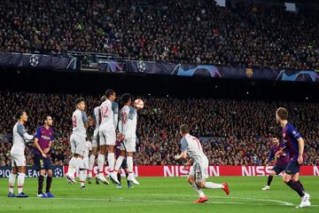 3-0. Leo Messi marcó el tercer gol en el lanzamiento de una falta directa.