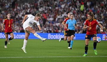2-1. Georgia Stanway marca en la prórroga el segundo gol.
