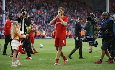 El Liverpool es unos de los equipos que más mitos ha sumado a la historia del fútbol: Dalglish, Owen, Fowler, etc. Sin embargo, Steven Gerrard siempre tendrá un lugar privilegiado en Anfield. Su despedida del templo del ‘You will never walk alone” después de 17 temporadas vistiendo la camiseta de los reds quedará en el recuerdo de todo aficionado al fútbol.