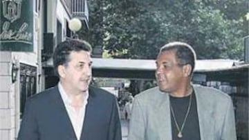 <b>TAN AMIGOS. </b>García Remón y Luiz Pereira disfrutaron ayer recordando los derbys de los años 70.