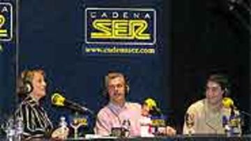 <b>EN CLAVE DE HUMOR</b>. Javier Aguirre y Undiano Mallenco, junto a Gemma Nierga, directora del programa.