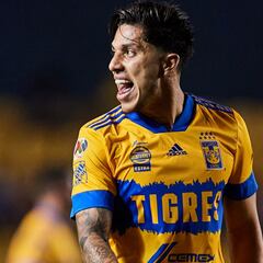 La divertida broma de Carlos Salcedo en el vestidor de Tigres tras ganar el Clásico Regio