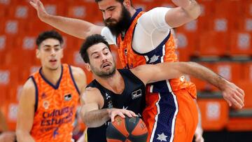 VALENCIA, 22/11/2020.- El pívot montenegrino del Valencia Basket Bojan Dubljevic (d) defiende al base uruguayo Bruno Fitipaldo (d), del Iberostar Tenerife, durante el partido correspondiente a la Liga Endesa entre Valencia Basket e Ibersotar Tenerife disputado en la Fuente de San Luis en Valencia, este domingo. EFE/Miguel Ángel Polo