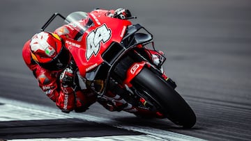 Pol en acción con la GASGAS en Silverstone.