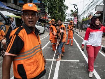 Trabajadores indonesios juegan en la calle Jaksa al tira y afloja. 
Las calles de Jakarta se llenan de gente que se prepara para los Juegos Asiáticos de este año. 
