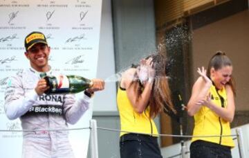 Celebración de Lewis Hamilton en el podio.
