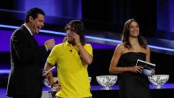<b>PUYOL ENTREGÓ LA COPA VESTIDO CON BERMUDAS Y ZAPATILLAS.</b> Carles Puyol reventó el protocolo al aparecer sobre el escenario del Fórum Grimaldi en bermudas y zapatillas. Fue la sensación de la tarde y los presentadores del acto supieron lidiar la situación con arte y sin meterse en un charco. Se retiró aplaudido por los asistentes.